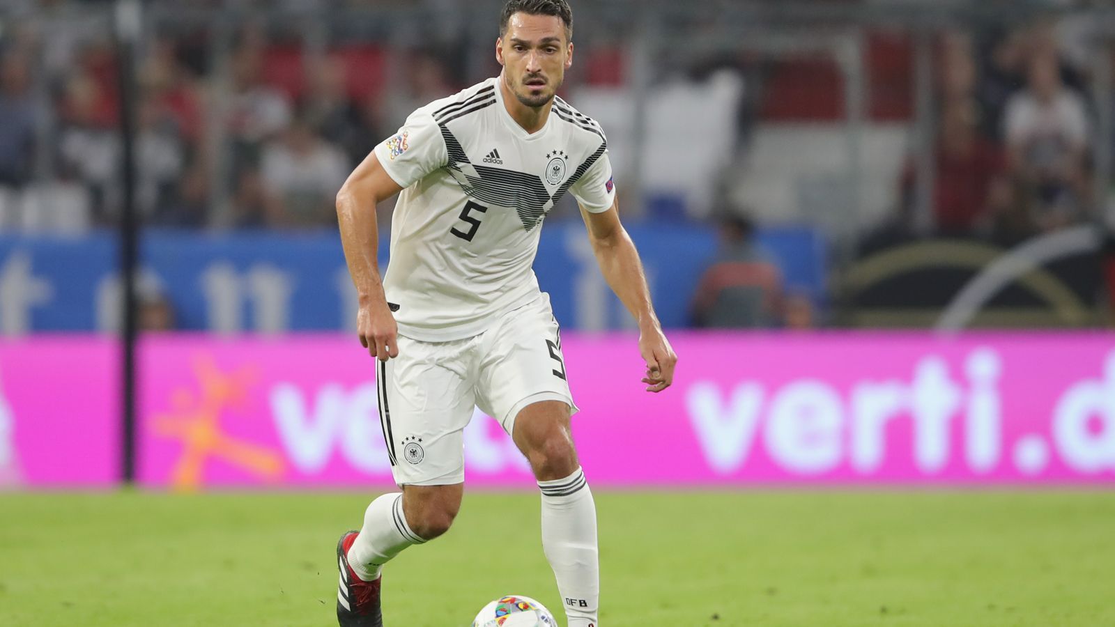 
                <strong>Innenverteidigung: Mats Hummels</strong><br>
                Mats Hummels lieferte gegen die Niederlande wahrlich keine Glanzleistung ab. Insbesondere in der zweiten Halbzeit verlor der Innenverteidiger die Kontrolle über das Spiel, die überraschenden Gegentore sind der Beweis hierfür. Doch Hummels zeigte eine solide Anfangsphase und vor allem eine weit bessere Leistung als Kollege Jerome Boateng. Aus diesem Grund sollte Hummels auch gegen Frankreich spielen. Denn die Verteidigung komplett neu aufzubauen, könnte nach hinten los gehen.
              