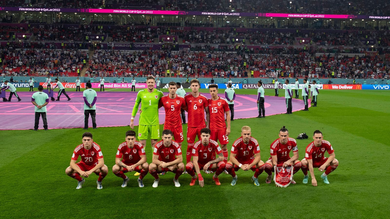 
                <strong>Wales' verrückte Teamfotos</strong><br>
                Es gibt keine offizielle Vorgabe, wie sich die Teams vor dem Spiel zum Teamfoto aufstellen. Dennoch ist die häufigste Aufstellung wohl 6-5: Sechs Spieler stehen hinten, fünf leicht in der Hocke stehen davor. Wales hingegen wählt - nicht nur bei dieser WM - eine andere Formation. Das hat beinahe schon Tradition. Schon zu Zeiten von Ryan Giggs haben die Waliser immer mal wieder in unorthodoxen Formationen posiert, seit 2016 wird der "Running Gag" aber konsequent durchgezogen. "Wir waren einfach nie besonders gut darin, uns geordnet hinzustellen", erklärte Joe Ledley 2017. "Es macht keinen Sinn, aber wir haben beschlossen, es weiter zu tun und es zu unserem 'Gimmick' zu machen."
              