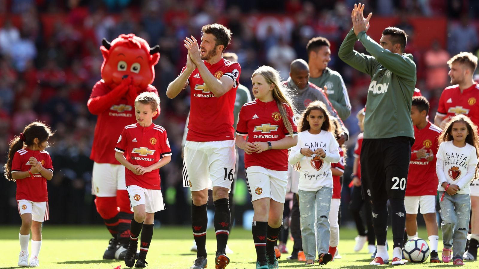 
                <strong>Platz 3 - Manchester United (England)</strong><br>
                Social-Media-Fans gesamt: 114,9 MillionenFacebook: 73,7 MillionenTwitter: 19,7 MillionenInstagram: 21,5 Millionen
              