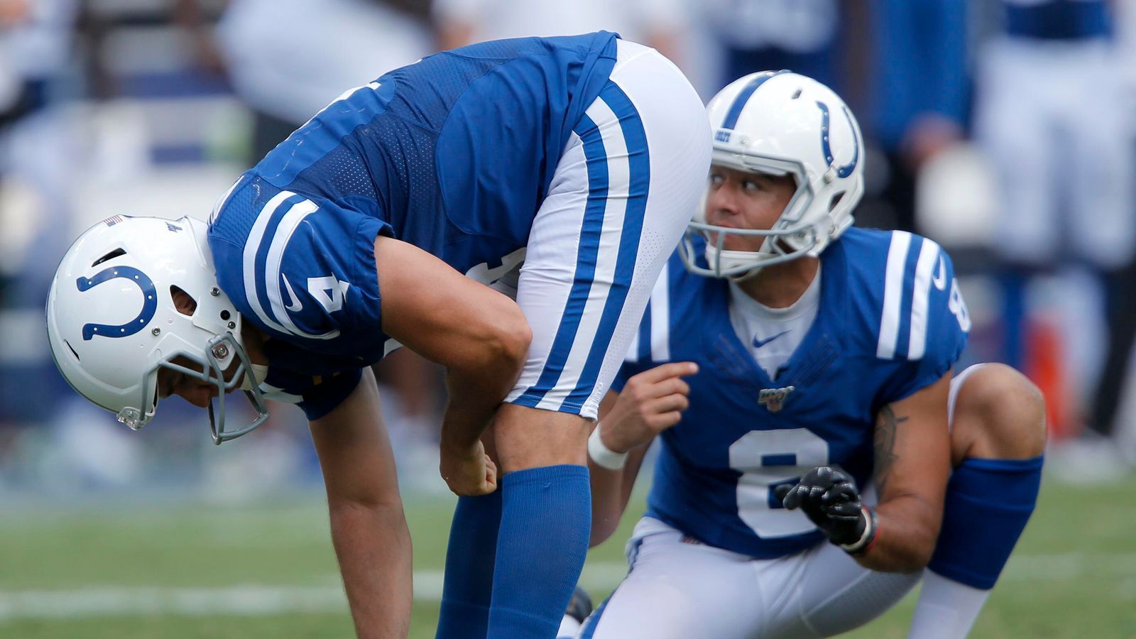 
                <strong>Verlierer: Adam Vinatieri</strong><br>
                Ist mit 46 jetzt plötzlich Schluss für den Colts-KIcker? Seine bisherige Bilanz in seiner 24. NFL-Saison: ein erfolgreiches Field Goal bei drei Versuchen, zwei Treffer bei fünf PATs. Er soll angeblich ernsthaft über ein Karriereende nachdenken. Die Reaktion von Head Coach Frank Reich: "Adam ist unser Kicker. Wir haben keinerlei Zweifel. Er ist nicht nur unser Kicker, er ist ein Anführer."
              