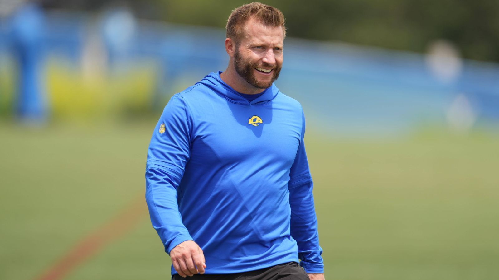 
                <strong>Platz 5: Sean McVay (Los Angeles Rams)</strong><br>
                Mit Sean McVay findet sich das nächste Offensiv-Genie auf Rang fünf wieder. Der 37-Jährige führte die Los Angeles Rams erst zum Sieg im Super Bowl, nachdem General Manager Les Snead ihm mit Matthew Stafford ein Quarterback-Upgrade zu Jared Goff zur Verfügung gestellt hatte. Es war nicht die Schuld des Head Coaches, dass das Folgejahr durch Verletzungen komplett aus den Fugen geriet. Der Rebuild, der in Los Angeles ansteht, wird wahrscheinlich kompliziert, was aber mehr an der Klub-Philosophie liegt als an McVays Fähigkeiten als Trainer.
              