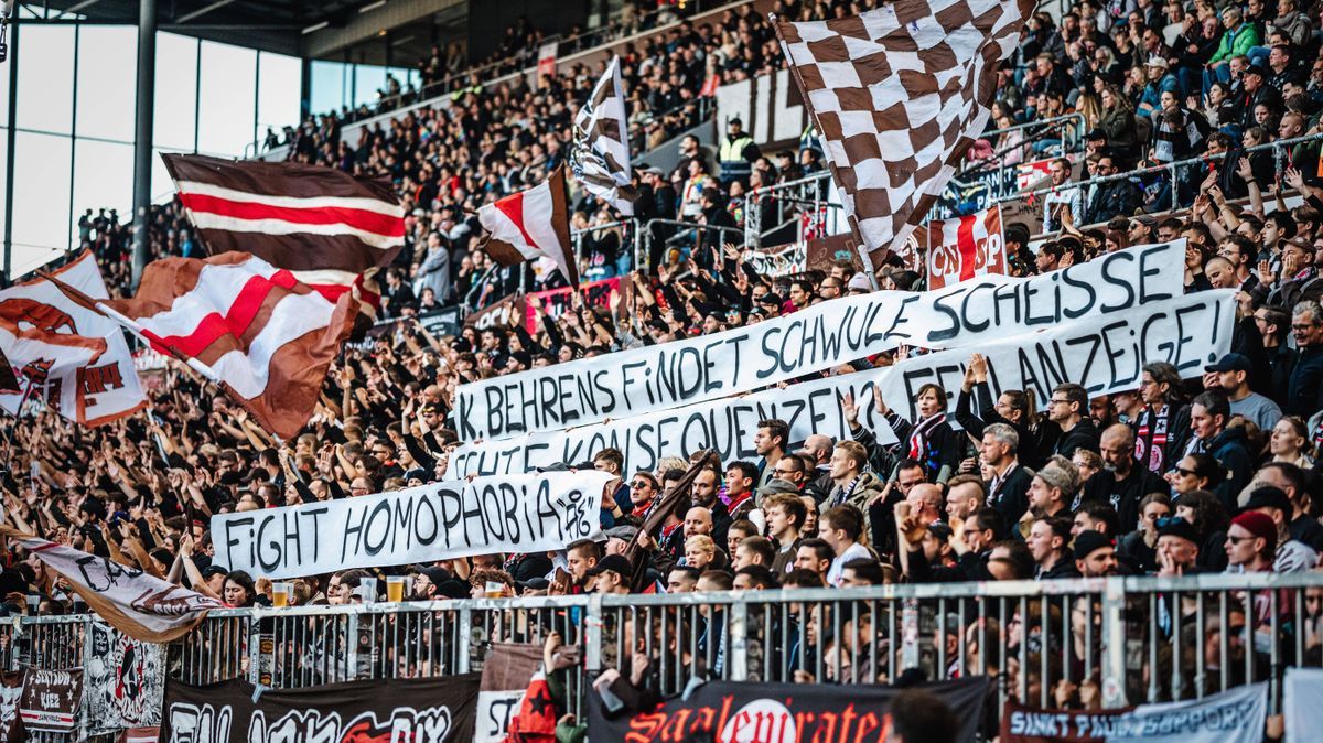 Fußball Männer Saison 2024 2025 Fußball-Bundesliga 8. Spieltag FC St. Pauli vs. VfL Wolfsburg 26.10.2024 Die Fans von Sankt Pauli mit einem Transparent K. Behrens Findet Schwule Scheisse Echte Kons...