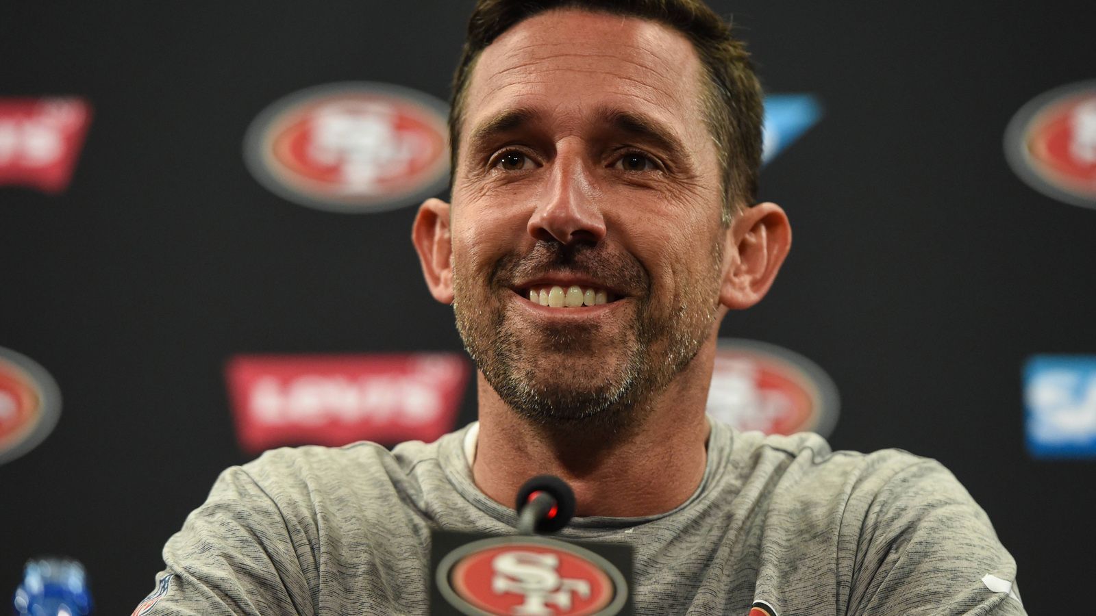 
                <strong>Coach of the Year: Kyle Shanahan (San Francisco 49ers)</strong><br>
                Es war ein langer Weg, um aus den jahrelang erfolglosen 49ers ein Erfolgsteam zu machen. Im dritten Jahr seiner Amtszeit scheint dies Kyle Shanahan gelungen zu sein. San Francisco ist die einzige ungeschlagene Mannschaft der NFL und somit ein Super-Bowl-Anwärter. Shanahan hat in Jimmy Garoppolo nicht nur einen starken Franchise-Quarterback installiert, sondern vor allem auch die beste Defense der NFL geformt.   
              