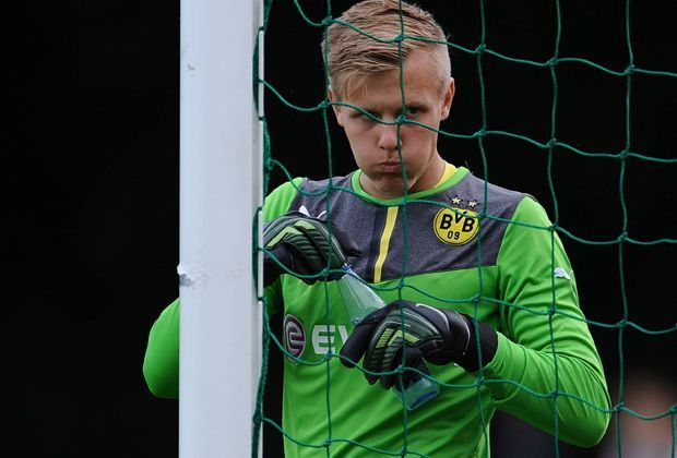 
                <strong>Dominik Reimann</strong><br>
                Tritt Dominik Reimann in die Fußstapfen von Roman Weidenfeller? Der 17-jährige Torhüter steht derzeit im Kasten der U19 des BVB und musste in 23 Liga-Spielen 28 Mal hinter sich greifen. Immerhin acht Mal spielte er zu Null.
              