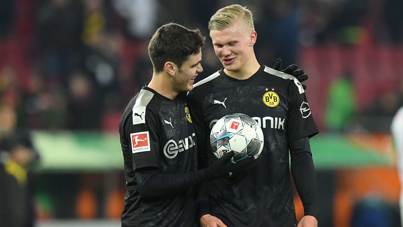 
                <strong>Spielweise: Erling Haaland</strong><br>
                Die Spielweise ist seinem Alter weit voraus. Haaland erkennt Lücken wie ein erfahrener Stürmer und zündet im richtigen Moment den Turbo. In der Kreisklasse würde man sagen: "Der steht einfach richtig". Zudem ist er auch als Zielspieler enorm wichtig, weil er die Bälle festmachen kann. Trotz seiner Größe und seines Gewichtes bringt der 19-Jährige eine enorme Geschwindigkeit mit und kreiert durch schnelle Antritt in tiefe Räume Platz für die Mittelfeldspieler. Tore schießt er am liebsten mit dem starken linken Fuß, mit rechts erzielte er für den BVB bisher drei Treffer.
              