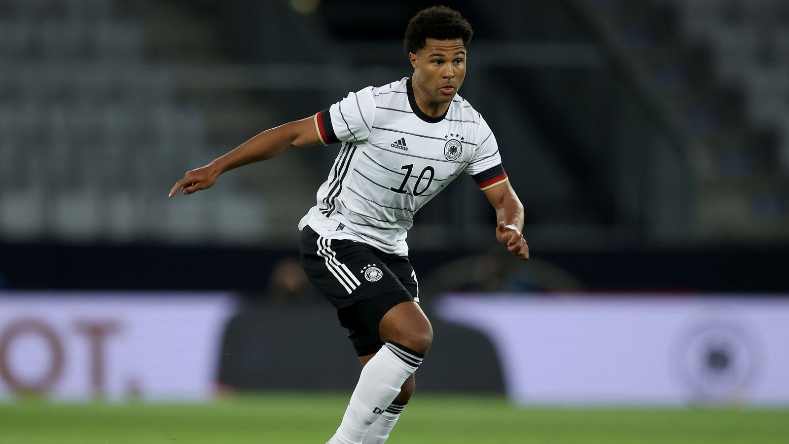 
                <strong>Mittelfeld/Angriff: Serge Gnabry</strong><br>
                &#x2022; Verein: FC Bayern München -<br>&#x2022; A-Länderspiele: 26<br>
              