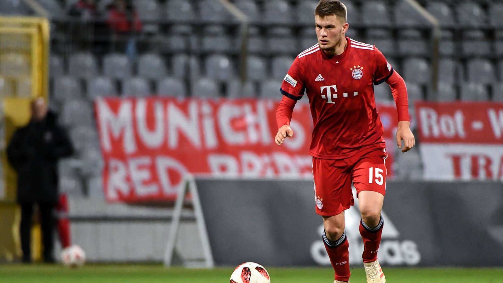 
                <strong>Lars-Lukas Mai</strong><br>
                Auf der Innenverteidiger-Position, auf der der FC Bayern bald durch mögliche Abgänge von Mats Hummels oder Jerome Boateng Bedarf haben könnte, hat der Verein ebenfalls einen möglichen Nachfolger aus den eigenen Reihen. Niko Kovac berief den 18-jährigen Lars-Lukas Mai drei Mal in seinen Kader, ließ ihn aber nicht spielen. Am 31. Spieltag 2017/18 durfte er an der Seite von Jerome Boateng aber bereits schon spielen. Vergangenen April unterschrieb der Verteidiger einen Profivertrag.
              