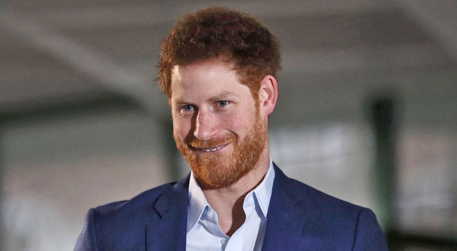 
                <strong>Prinz Harry (FC Arsenal)</strong><br>
                Eigentlich wollte sich Prinz Harry nur das Training von Englands Rugby-Team anschauen, doch der Royal kam nicht drum herum, den britischen Journalistin auch eine Frage zum Thema Fußball zu beantworten: Mit welchem Klub fiebert der 32-Jährige mit? Etwas widerwillig und mit verzogenem Gesicht soll der Enkel von Queen Elizabeth II. geantwortet haben. "Arsenal", erklärte Prinz Harry kurz und knapp und fügte laut der "Sun" noch schnell hinzu: "Ja ich weiß, lasst uns nicht drüber reden." Nach der 1:5-Klatsche in der Champions League gegen den FC Bayern München wollte der Prinz ganz offenbar nicht weiter die Leistung seiner "Gunners" kommentieren.
              