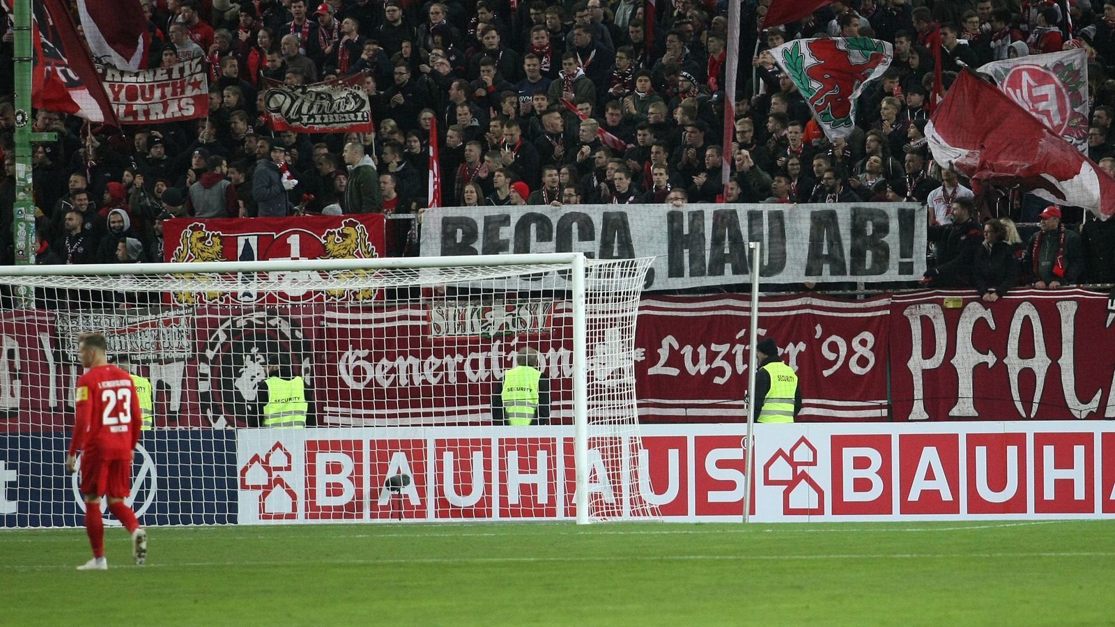 
                <strong>Die Gläubiger</strong><br>
                Grundsätzlich verschafft sich der FCK durch den Antrag Zeit und Luft, um die finanziellen Verbindlichkeiten abzubauen. Dafür will man sich mit den Gläubigern einigen, was bisher noch nicht gelang. Die drei größten Gläubiger sind der Stuttgarter Finanzdienstleister Quattrex (rund 10 Millionen Euro), der Sportvermarkter Lagadere (rund 2 Millionen) und der Luxemburgische Darlehensgeber Flavio Becca (2,6 Millionen). Ein Schuldenschnitt ist Voraussetzung für den Einstieg von Geldgebern, ohne die wiederum die sportliche Zukunft auf dem Spiel steht. Denn die 3. Liga ist für den Verein ein dickes Minusgeschäft, jährlich schreibt der FCK einen Verlust von rund fünf Millionen Euro.
              