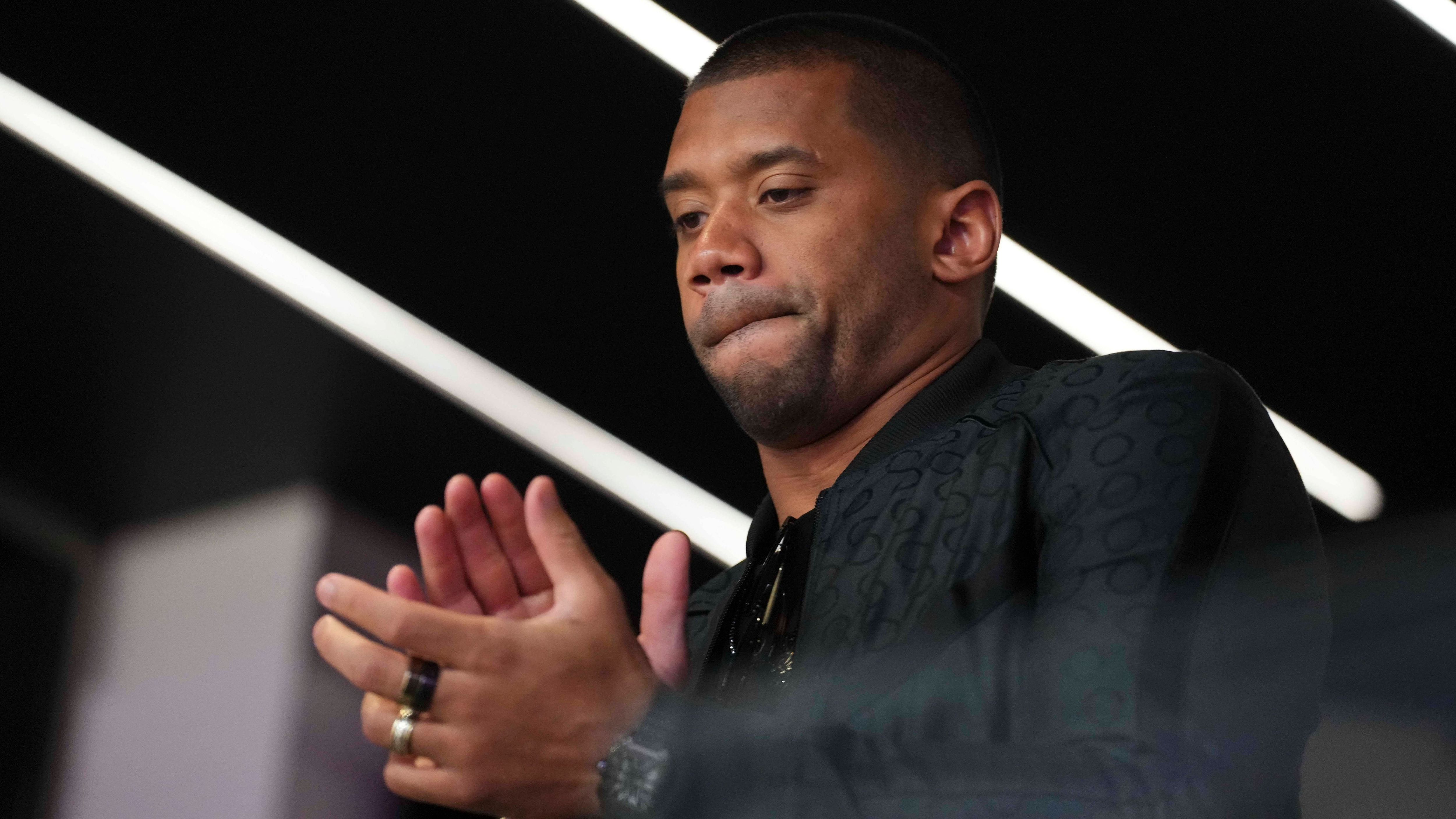 <strong>Wilder Vertrag für Russell Wilson bei Steelers</strong><br>Nicht in die Liste geschafft hat es Quarterback Russell Wilson, weil er bei den Pittsburgh Steelers "nur" knapp 1,2 Millionen US-Dollar verdient. ABER: Der 35-Jährige wird nach wie vor von den Denver Broncos entlohnt - mit knapp 38 Millionen Dollar in der kommenden Spielzeit.