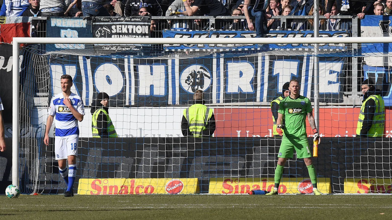 
                <strong>Mark Flekken (MSV Duisburg) </strong><br>
                24. Februar 2018: MSV Duisburg – FC Ingolstadt (2:1)An diese Szene wird sich der damaliga Duisburg-Keeper Mark Flekken noch lange erinnern. In der 17. Minute schoss Duisburg das vermeintliche 1:0. Flekken freute sich, drehte sich um und schnappte sich seine Trinkflasche. Was er jedoch nicht mitbekommen hatte: der Treffer zählte nicht. Das Spiel lief schon wieder, die Ingolstädter bekamen den Ball schnell vor das Duisburger Tor und Stefan Kutsche traf zur Führung für den FCI. Im Tor, jedoch hinter der Torlinie, musste Mark Flekken mit Entsetzen den Gegentreffer mitansehen.
              
