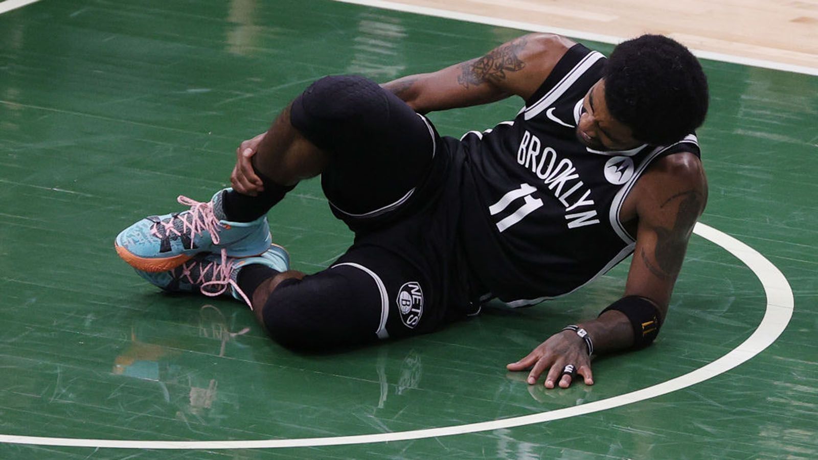 
                <strong>Kyrie Irving (Brooklyn Nets)</strong><br>
                Mit schmerzverzerrtem Gesicht blieb Irving in Spiel 3 gegen die Milwaukee Bucks liegen. Die TV-Bilder zeigten, dass der Point Guard beim Kampf um den Rebound umgeknickt war. Zuvor befand sich Irving in bestechender Form und machte die Abwesenheit von James Harden beinahe vergessen. Wie lange er ausfällt, ist noch unklar. 
              