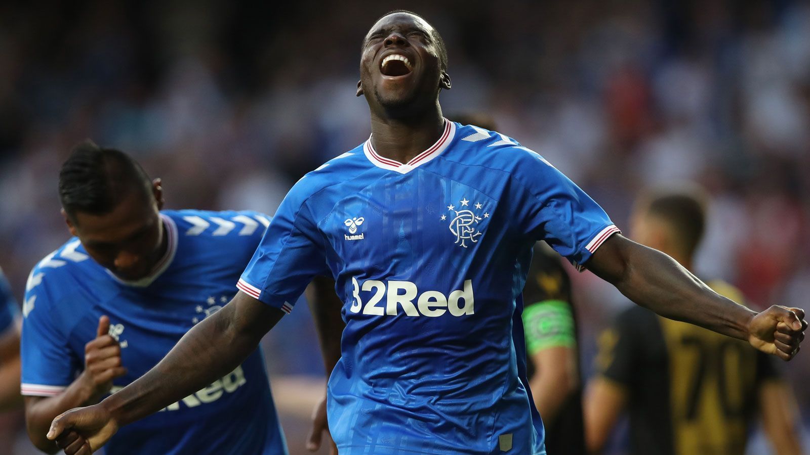 
                <strong>Sheyi Ojo (22/Rechtsaußen)</strong><br>
                Ähnlich siet es bei Sheyi Ojo aus. Der Rechtsaußen ist noch bis nächstes Jahr an die Glasgow Rangers ausgeliehen, soll dann aber - wenn nichts dazwischen kommt - eine wichtige Rolle in Liverpool übernehmen. Auch weil nicht klar ist, ob Mohamed Salah über die nächste Saison hinaus an der Anfield Road bleiben wird.
              