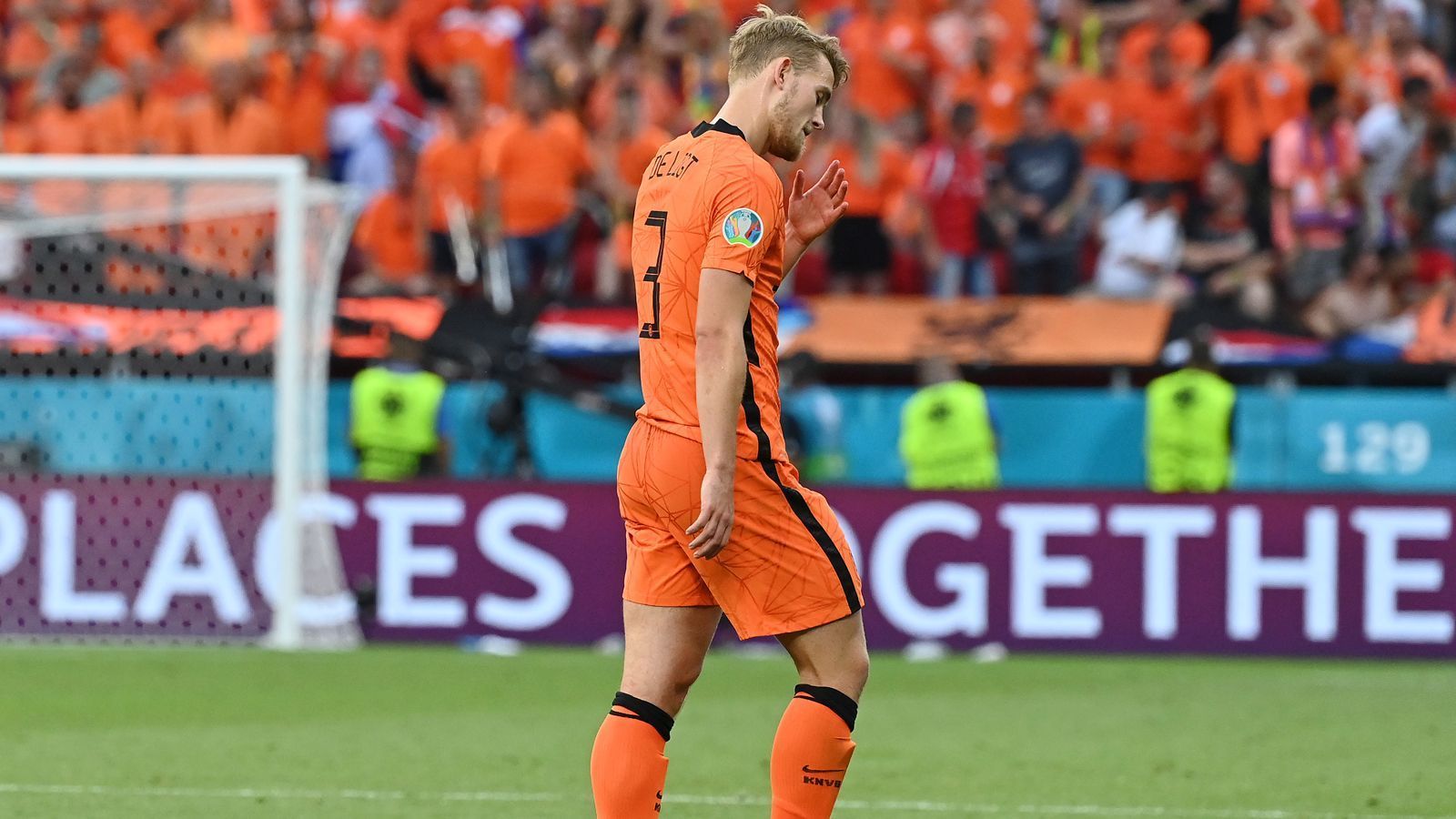 
                <strong>Abwehr: Matthijs de Ligt (Niederlande)</strong><br>
                Die Niederländer stürmten zwar mit neun Punkten aus drei Spielen durch die Vorrunde, doch danach war sofort im Achtelfinale Endstation für Oranje. Gegen Tschechien setzte es eine 0:2-Niederlage, die sich zu einem großen Teil Abwehr-Star Matthijs de Ligt ankreiden muss. Wegen einer Notbremse flog der Juventus-Profi kurz nach der Pause beim Stand von 0:0 mit Rot vom Feld. Mit einem Mann weniger waren die Niederländer anschließend auf verlorenem Posten.
              