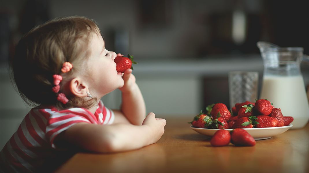 Am liebsten selber pflücken und dann ab in den Mund: Kinder lieben Erdbeeren.&nbsp;