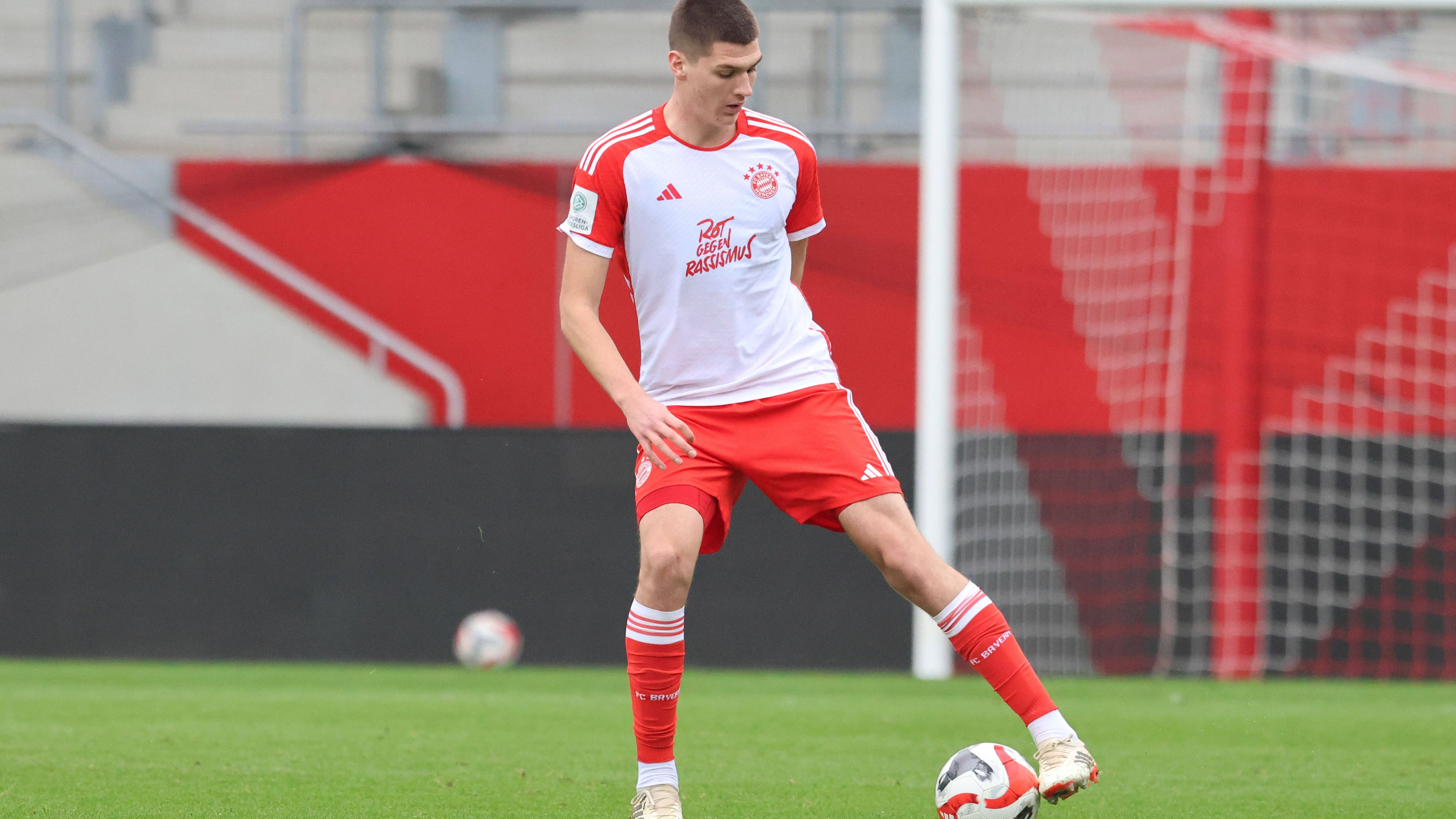 <strong>Ljubo Puljic</strong><br>Der 17-Jährige lief in der vergangenen Saison überwiegend für die U19 auf und sammelte auch schon 94 Minuten in der Youth League. Physisch ist der 1,94 Meter große Innenverteidiger schon sehr weit, auch athletisch sticht er heraus. Seine Zweikampfstärke wird am Campus besonders geschätzt.&nbsp;