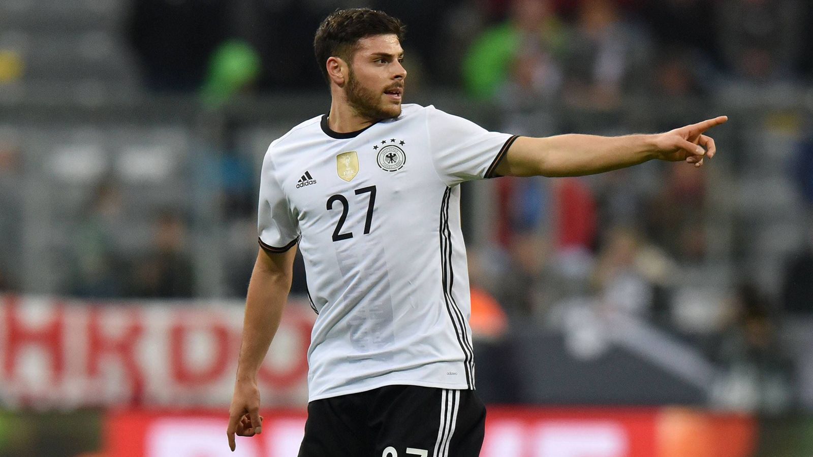 
                <strong>2014 gestrichen: Kevin Volland (TSG Hoffenheim)</strong><br>
                Das damals 21 Jahre junge Kraftpaket aus Hoffenheim gilt von vorneherein als Streichkandidat. Er debütiert im vorletzten Testspiel und packt den Sprung in den Kader nicht. Danach darf Kevin Volland bis Ende 2016 noch weitere neun Länderspiele bestreiten. Seitdem wartet der mit 14 Treffern zweitbeste deutsche Torschütze der gerade abgelaufenen Bundesliga-Saison vergeblich auf eine weitere Einladung.
              