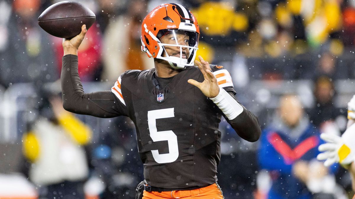 NFL, American Football Herren, USA Pittsburgh Steelers at Cleveland Browns Nov 21, 2024; Cleveland, Ohio, USA; Cleveland Browns quarterback Jameis Winston (5) throws the ball during the second quar...