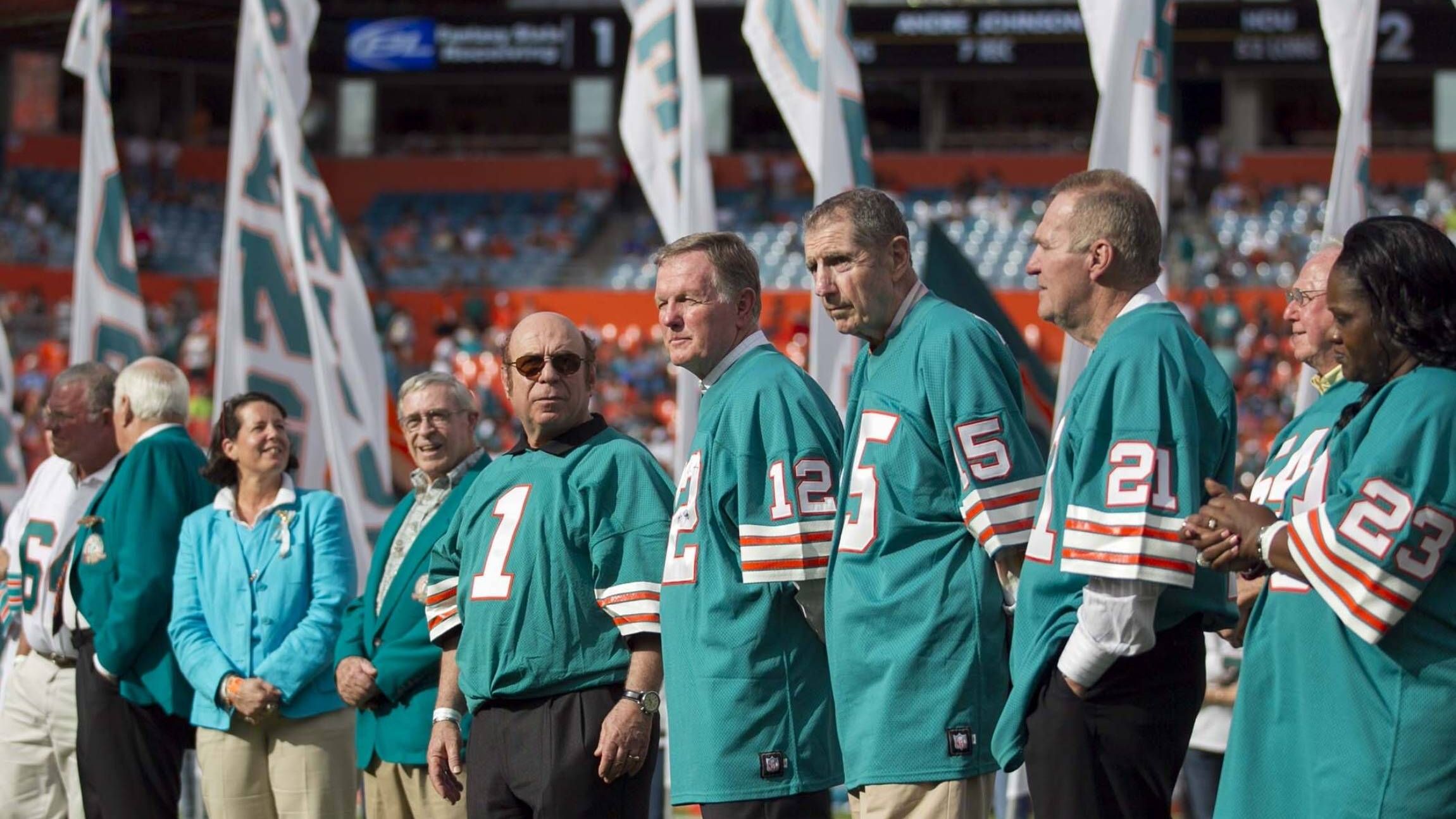 <strong>Platz 3: Miami Dolphins von 1972 (Bilanz: 14-0, Super-Bowl-Champions, Head Coach: Don Shula)</strong><br>Das Vermächtnis der Dolphins von 1972 besteht weniger in der Innovation als in der Perfektion und der Dominanz. Ohne Niederlage eine Saison abzuschließen, ist vor und nach ihnen bis heute keinem anderen Team gelungen.