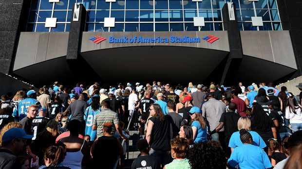 
                <strong>Carolina Panthers (Bank of America Stadium)</strong><br>
                Gesamtkosten für zwei Personen: 208,08 DollarTicket: 79,04 DollarBier: 5 DollarSoft Drink: 5 DollarHot Dog: 5 DollarParken: 20 Dollar
              