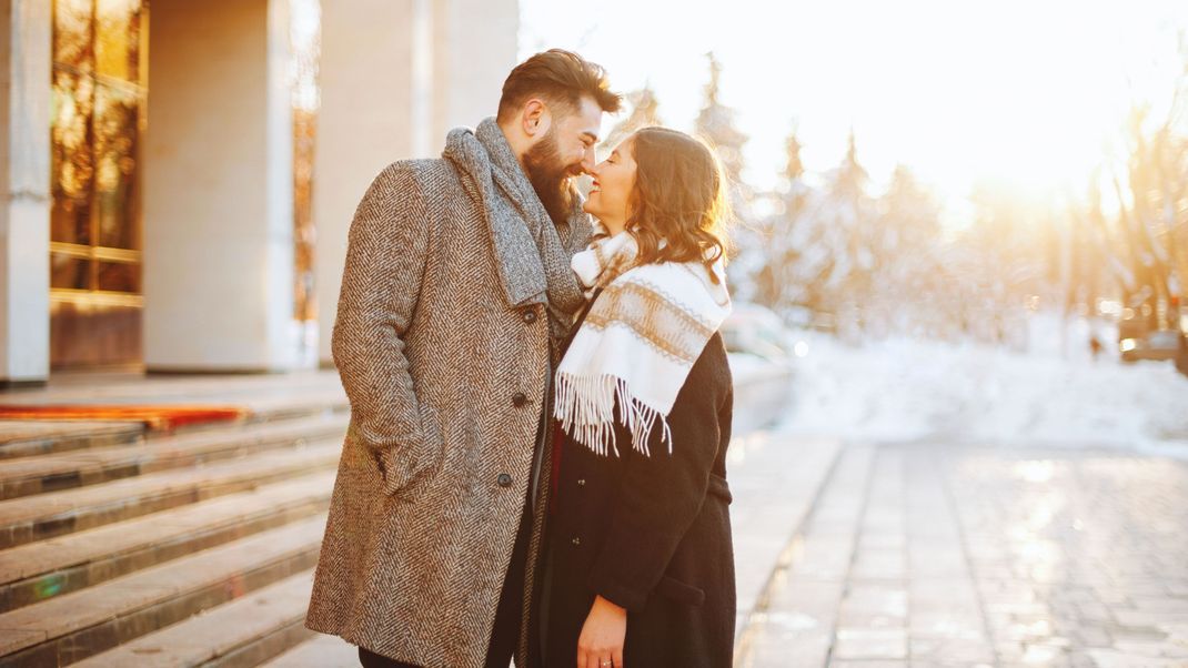 Ein paar Sternzeichen können sich diesen Winter in der Liebe besonders glücklich schätzen, diese Sternzeichen verlieben sich Hals über Kopf.