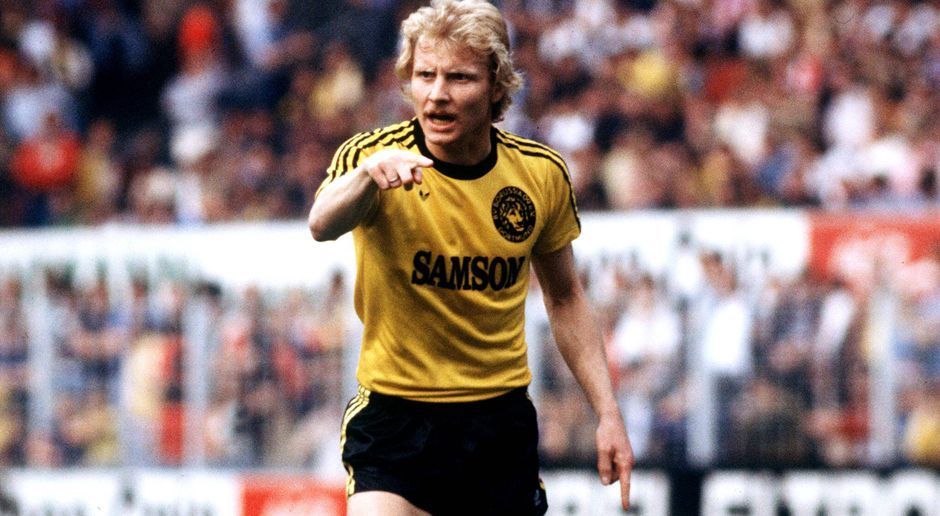 
                <strong>Sturm: Manfred Burgsmüller</strong><br>
                Manfred Burgsmüller: Er ist Dortmunds Rekord-Torjäger der Borussia. 135 Bundesliga-Tore gelangen Burgsmüller in 224 Einsätzen, Von 1976 bis 1983 spielte er für den BVB. 1996 gab Burgsmüller ein vielbeachtetes Comeback im American Football, als er Kicker bei Rhein Fire Düsseldorf wurde.
              