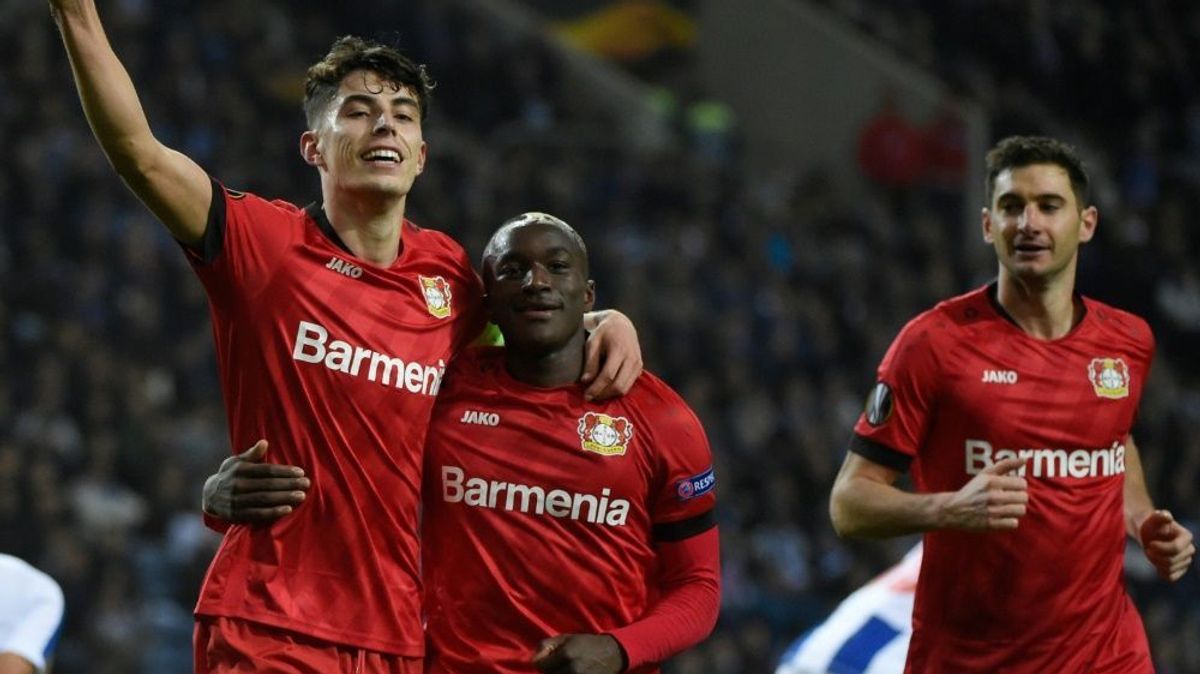 Kai Havertz (l.) feiert mit seinen Teamkollegen