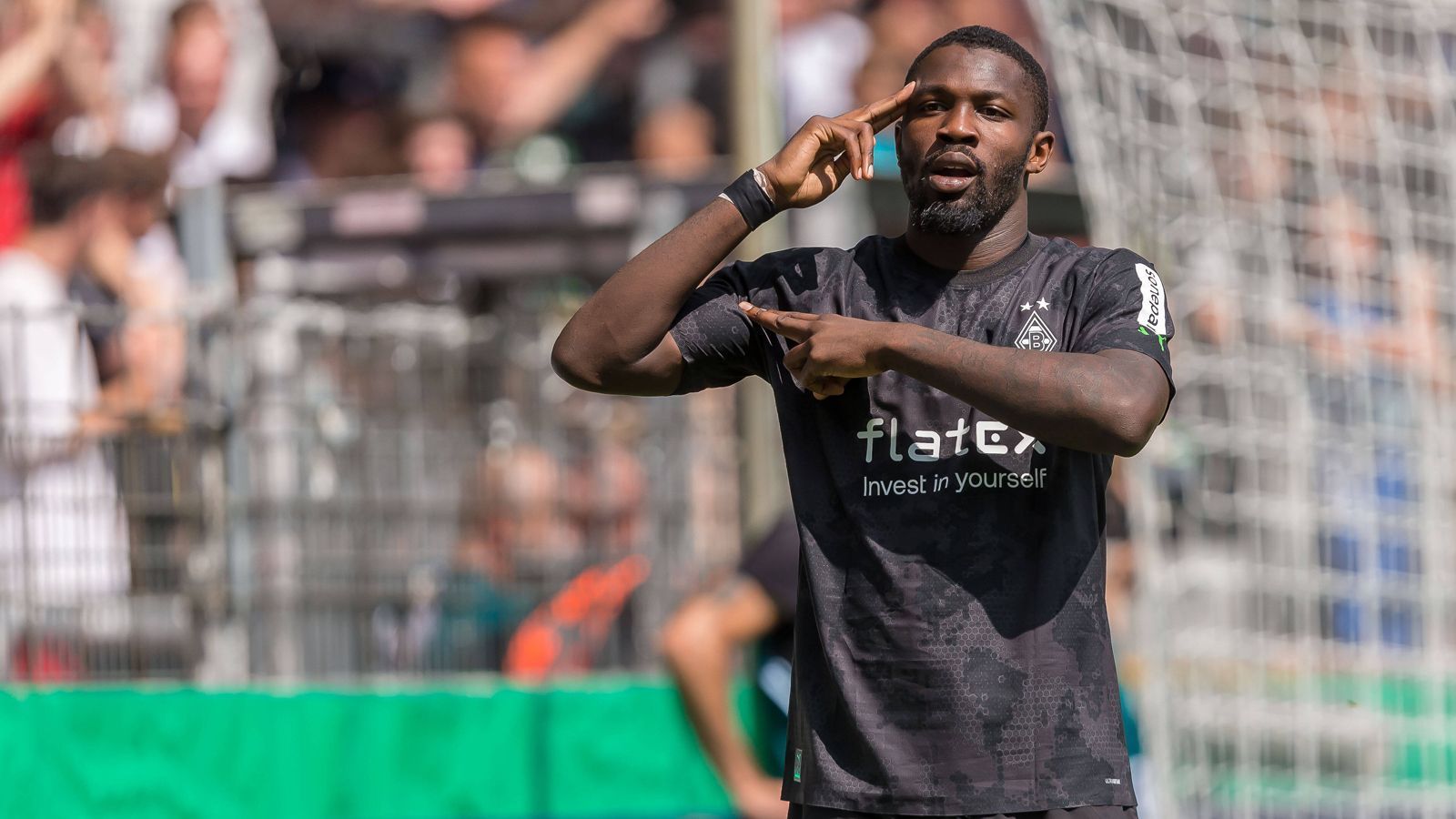
                <strong>Borussia Mönchengladbach</strong><br>
                Für dieses Duell haben sich die Fohlen im Pokal allerdings warmgeschossen. Gegen SV Oberachern gab es ein standesgemäßes 9:1-Offensivspektakel. Für Freude bei den Borussia-Anhängern sorgte der Hattrick von Marcus Thuram - so viele Tore schoss der Franzose in der gesamten vergangenen Saison. Bleibt er jetzt doch? Wermutstropfen: Kapitän Lars Stindl verletzte sich und fällt vorerst aus. Daniel Farkes Kader sollte den Ausfall aber zumindest kurzfristig qualitativ kompensieren können. Wichtig, dass Yann Sommer weiter im Tor steht.
              