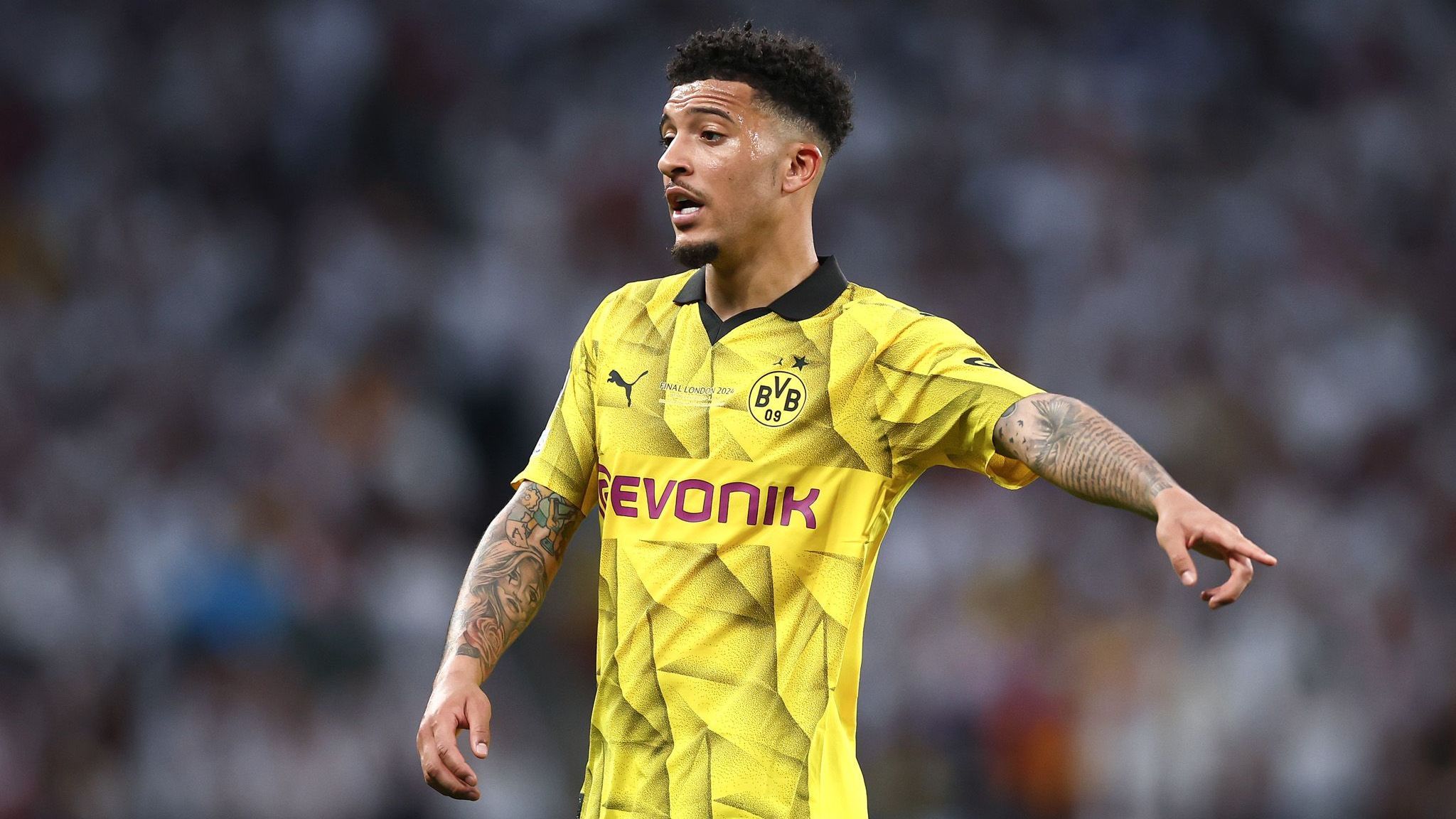 <strong>Jadon Sancho (Borussia Dortmund)</strong><br>Bei Manchester United aussortiert und unglücklich, zauberte Jadon Sancho im Frühjahr 2024 auf Leihbasis zurück in Dortmund wie während seiner ersten Ära. Es wäre aus Sicht des BVB-Anhangs daher zu schön gewesen, wenn diese Leihe in zumindest eine weitere oder gar einen festen Transfer gemündet hätte. Stattdessen geht er nun <a data-li-document-ref="343680" href="https://www.ran.de/sports/internationale-transfers-und-geruechte2024-jadon-sancho-wohl-vor-wechsel-zu-chelsea-343680">wohl zum FC Chelsea</a>.