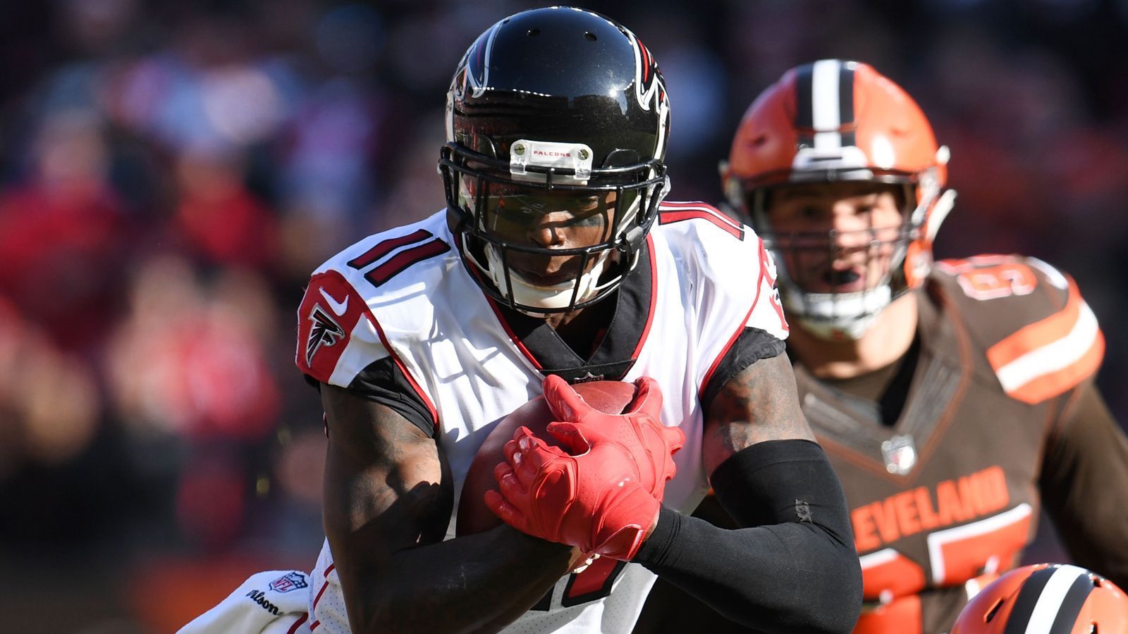 
                <strong>Week 10: 10.000 Receiving Yards - Jones knackt Megatrons Bestmarke</strong><br>
                Die Atlanta Falcons erlebten bei der Niederlage gegen die Cleveland Browns (zu den Highlights) einen Tag zum Vergessen. Doch Wide Reciever Julio Jones durfte sich immerhin über einen persönlichen Rekord freuen. Mit einem Catch über 30 Yards im zweiten Viertel knackte er die Marke von 10.000 Receiving Yards – in seinem 104. Spiel. Niemand hat diesen Meilenstein schneller erreicht. Lions-Legende Calvin Johnson brauchte elf Spiele mehr. 
              