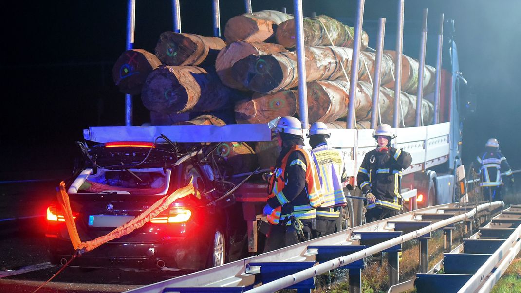 Ein Langholzlaster hatte am Donnerstagabend (23. Februar) Spanngurte verloren. Beim Versuch des Lkw-Fahrers, diese einzusammeln, kam es zu einem grauenvollen Unfall.