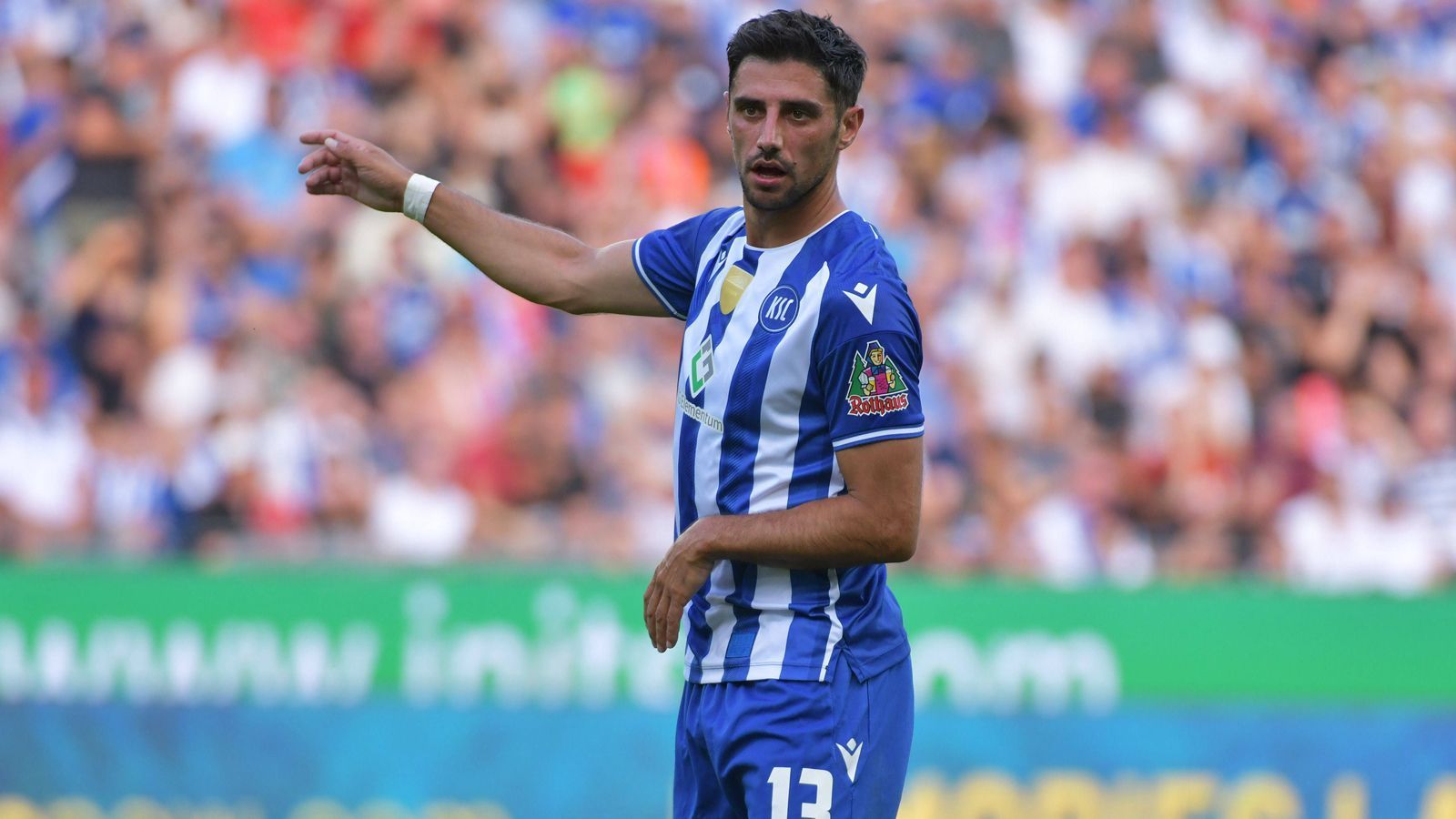 <strong>Lars Stindl (Karlsruher SC)</strong><br>
                Ebenfalls in die Kategorie Routinier fällt Lars Stindl, den der Karlsruher SC nach 13 Jahren in den Wildpark zurückholte, wo er einst seine Profi-Laufbahn startete. Nach der Zwischenstation Hannover 96 spielte Stindl anschließend von 2015 bis 2023 bei Borussia Mönchengladbach, wo er zum Führungsspieler und Routinier aufstieg. Für die Fohlen bestritt der heute 34-Jährige 271 Pflichtspiele und erzielte dabei 83 Treffer. Zudem bereitete er 62 Tore vor.
