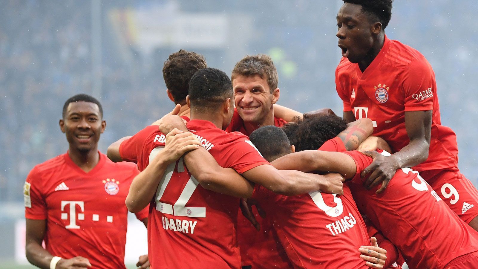 
                <strong>FC Bayern München ist Meister: Die Zahlen einer Wahnsinns-Saison</strong><br>
                Der FC Bayern hat es wieder geschafft! Nach dem 1:0 bei Werder Bremen sind die Münchner Deutscher Meister! Es ist der achte Titel in Folge für die Bayern, die mit der insgesamt 30. Meisterschaft auch ihren Vorsprung als deutscher Rekordmeister weiter ausbauen.
              