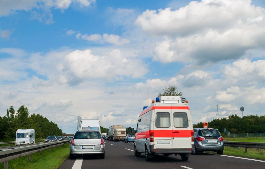 Eine Rettungsgasse bilden ist bei unfallbedingtem Stau (überlebens-)wichtig. Auch sonst solltest du das Geschehen immer gut im Auge behalten und vor allem zu Stau-Beginn in den Rückspiegel blicken - falls Lastwägen oder andere Fahrzeuge aufs Stauende zurasen.