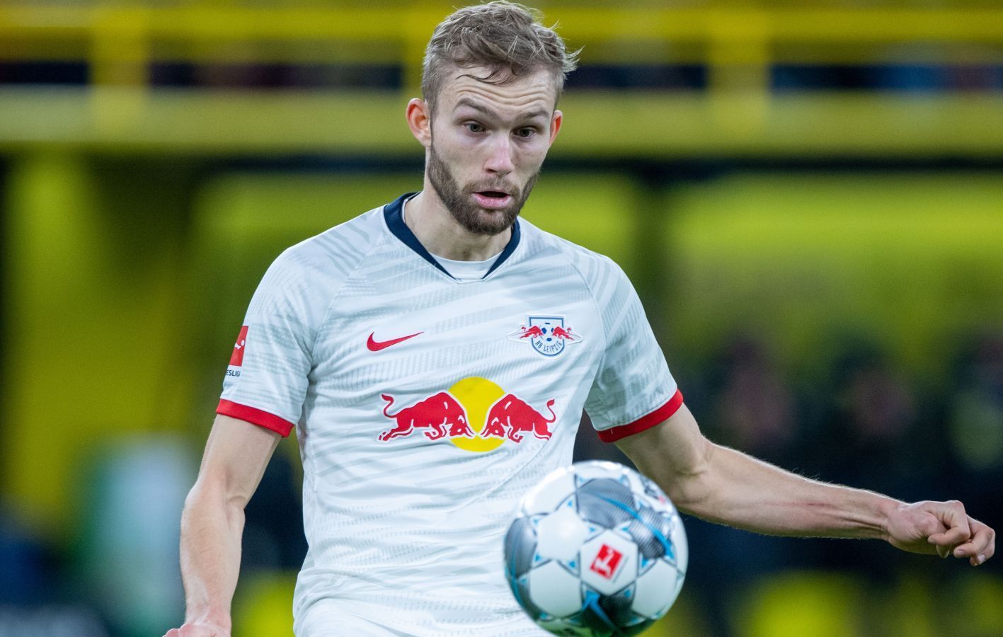 
                <strong>Konrad Laimer (RB Leipzig) </strong><br>
                Auch Konrad Laimer reifte seit seinem Wechsel von der Mozartstadt in die Sachsen-Metropole zum Stammspieler bei RB Leipzig. Er absolvierte in dieser Saison 22 Pflichtspiele für das Team von Julian Nagelsmann. Seit der U15 durchlief Laimer die Salzburger Nachwuchsschmiede und reifte schließlich zwei Jahre in der ersten Mannschaft zum gestandenen Profi. Mit 20 Jahren überwies Leipzig 2017 sieben Millionen Euro für seine Dienste an den Schwesterklub.
              