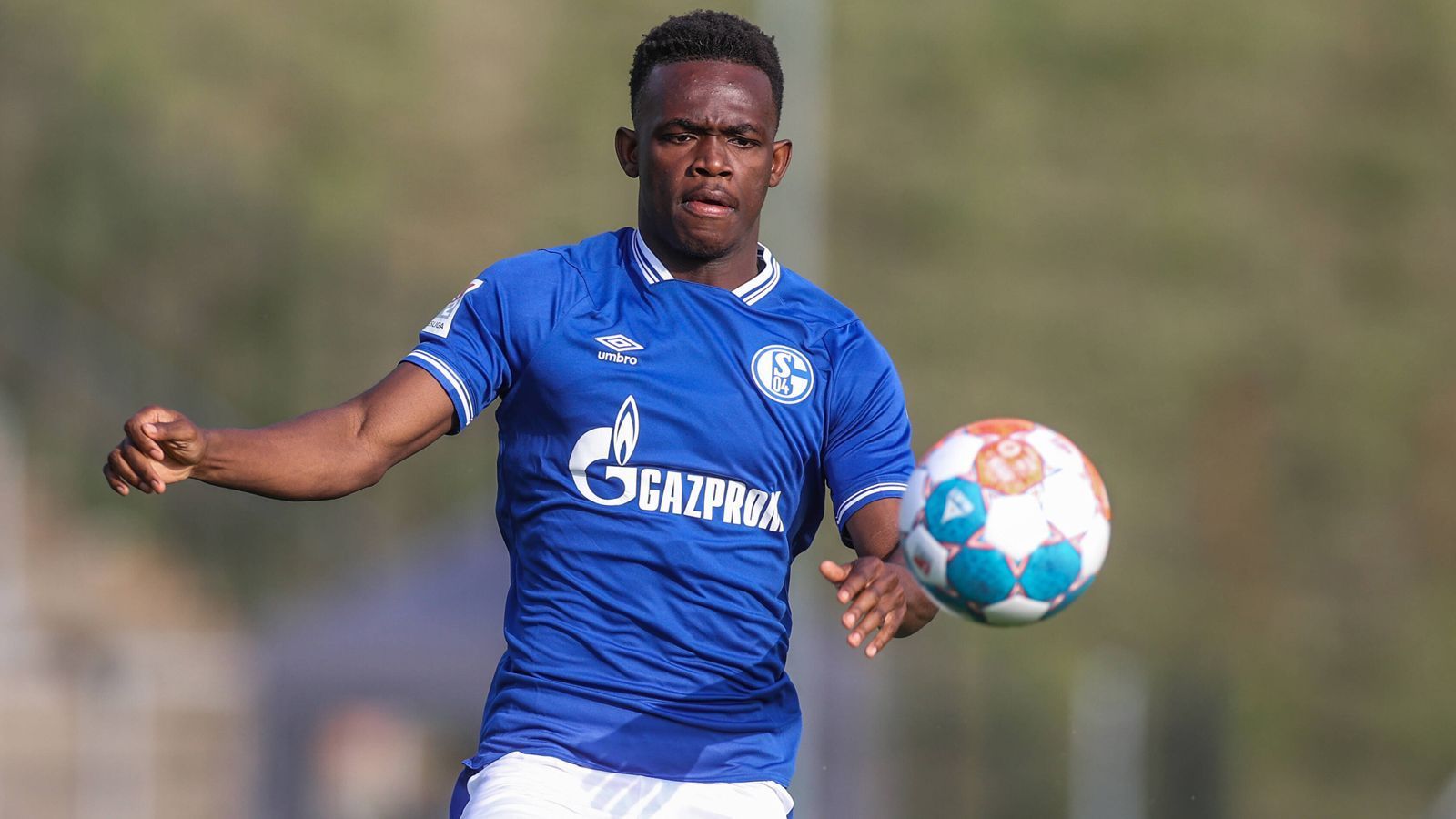 
                <strong>Rabbi Matondo (Glasgow Rangers)</strong><br>
                Rabbi Matondo kam beim FC Schalke 04 nie so richtig an. Im Januar 2019 wechselte er für eine Ablöse von rund 9 Millionen Euro von Manchester City nach Gelsenkirchen. Der 21 Jahre alte Flügelstürmer erreichte lediglich zwei Tore in 31 Pflichtspielen. Nach seinen Ausleihen zu Stoke City und Cercle Brügge wurde nun eine dauerhafte Lösung gefunden. Der elfmalige Nationalspieler von Wales wechselt für eine Ablöse von etwa 3 Millionen Euro nach Schottland zu den Glasgow Rangers.
              