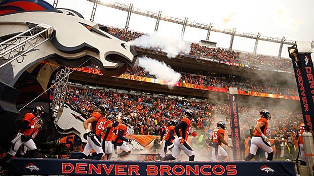 
                <strong>Denver Broncos</strong><br>
                Gründung: 1960Stadion: Sports Authority Field at Mile High (Denver)Super-Bowl-Siege: 3 (1997, 1998, 2015)Star: Von Miller (Linebacker)Besonderheit: Das Stadion der Broncos liegt über 1600 Meter über dem Meeresspiegel. Die dünne Höhenluft verändert den Ballflug des Footballs.
              