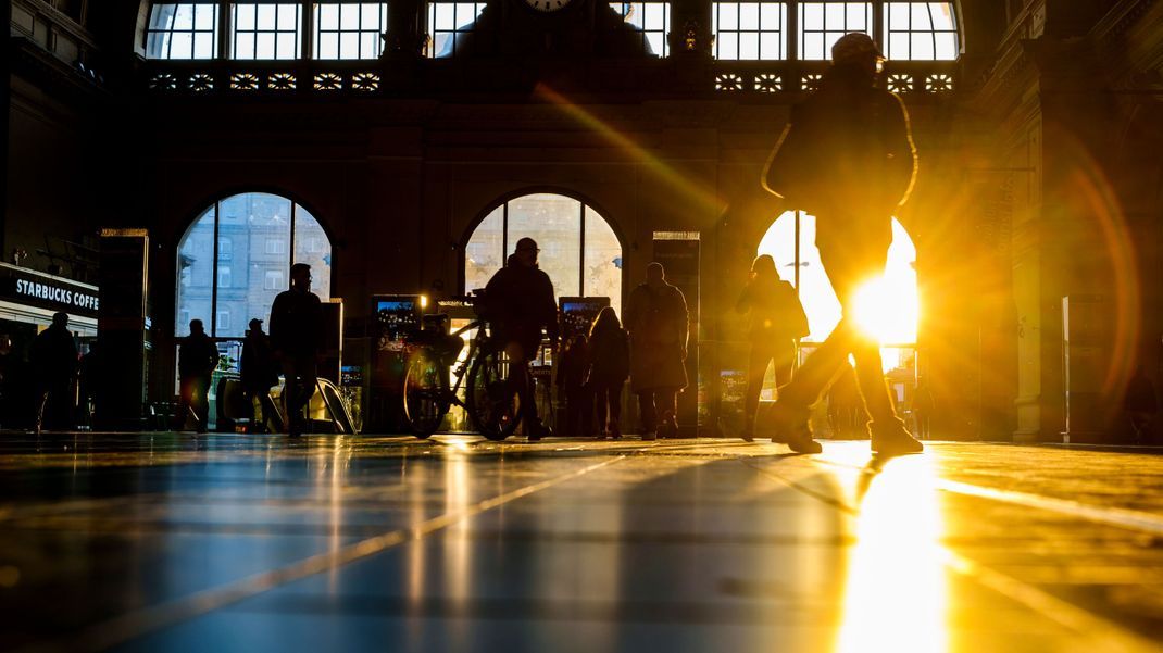 Menschen gehen durch den Frankfurter Hauptbahnhof. 