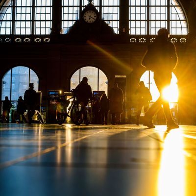 Menschen gehen durch den Frankfurter Hauptbahnhof. 