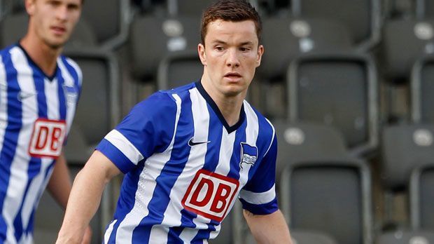 
                <strong>Hertha BSC Berlin Heimtrikot</strong><br>
                Der Aufsteiger aus Berlin feierte die Zweitliga-Meisterschaft in seinen neuen Trikots. Optisch sind sie klassisch in blau-weißen Längsstreifen gestaltet. Das Besondere: Trikot und Shorts jedes Kits werden aus bis zu dreizehn recycelten Plastikflaschen hergestellt
              