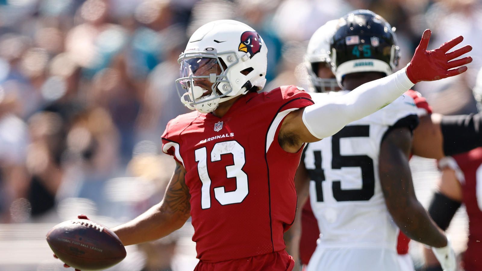 
                <strong>Wide Receiver: Christian Kirk (Arizona Cardinals)</strong><br>
                Kirk hatte einen langsamen Start in die NFL, doch seitdem Head Coach Kliff Kingsbury Kirk im Slot einsetzt, überzeugt der flinke Receiver mit guten Leistungen. Auf seiner neuen Position sollte Kirk zudem Top-Cornerback Jalen Ramsey aus dem Weg gehen, der DeAndre Hopkins wohl auf Schritt und Tritt verfolgen wird. Die Rams lassen durchschnittlich 281 Passing Yards zu und könnten in einem punktereichen Spiel Kirk das eine oder andere Mal aus den Augen verlieren. Der 24-Jährige hat in dieser Spielzeit bereits 239 Yards und zwei Touchdowns auf seinem Konto.
              