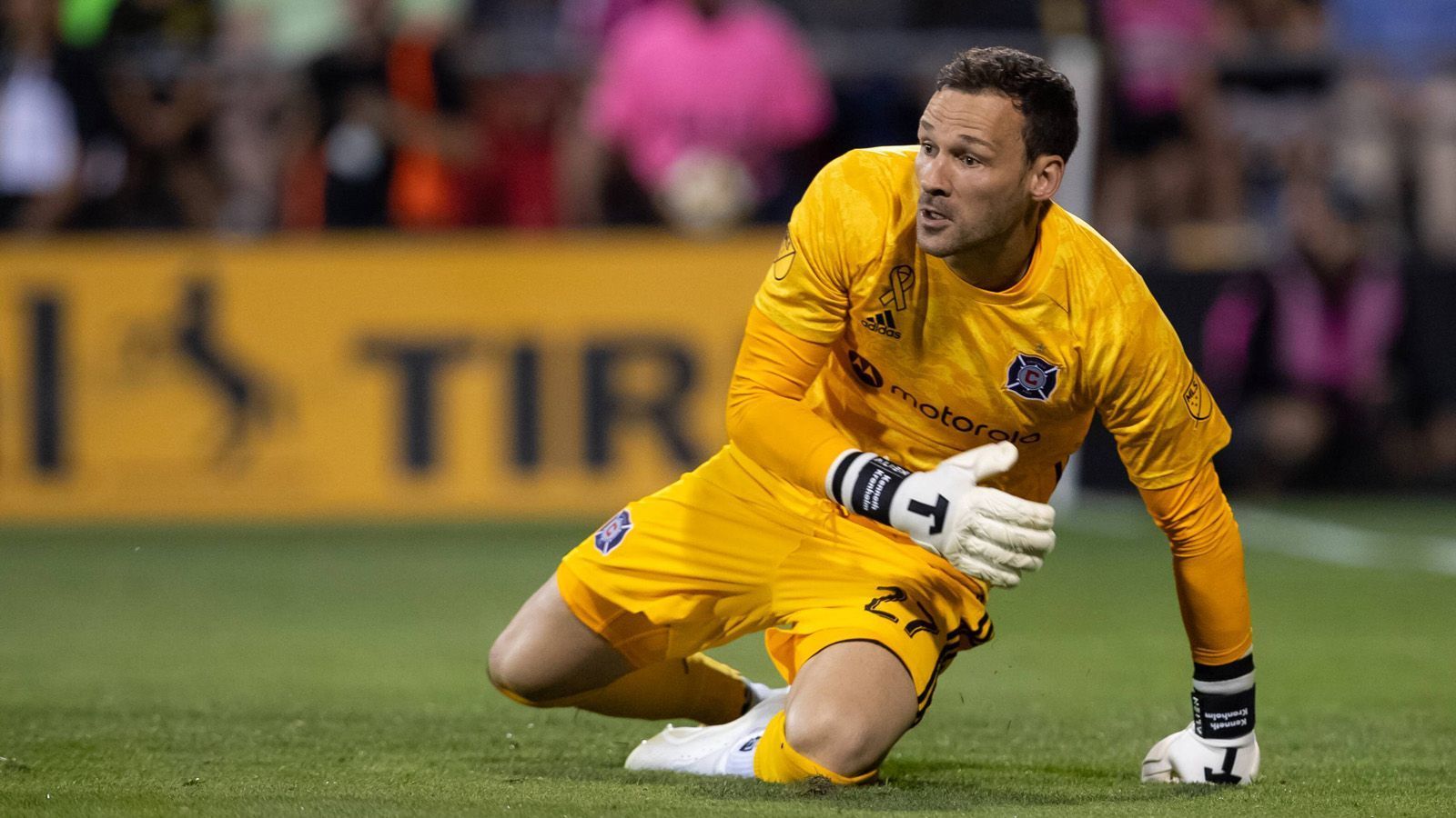 
                <strong>Kenneth Kronholm (Chicago Fire)</strong><br>
                Der Deutsch-Amerikaner lernte das Kicken bei der SG Oftersheim. Bis 2014 spielte der Keeper in den unteren Regionen des deutschen Fußballs. Nach seinem Wechsel zu Holstein Kiel absolvierte Kenneth Kronholm 173 Spiele in der 2. und 3. Liga. Im Mai 2019 wechselte der 34-Jährige in sein Geburtsland USA und spielt seit dem für Chicago Fire. Für den Ex-Klub von Bastian Schweinsteiger stand Kronholm bisher 20-Mal zwischen den Pfosten.
              