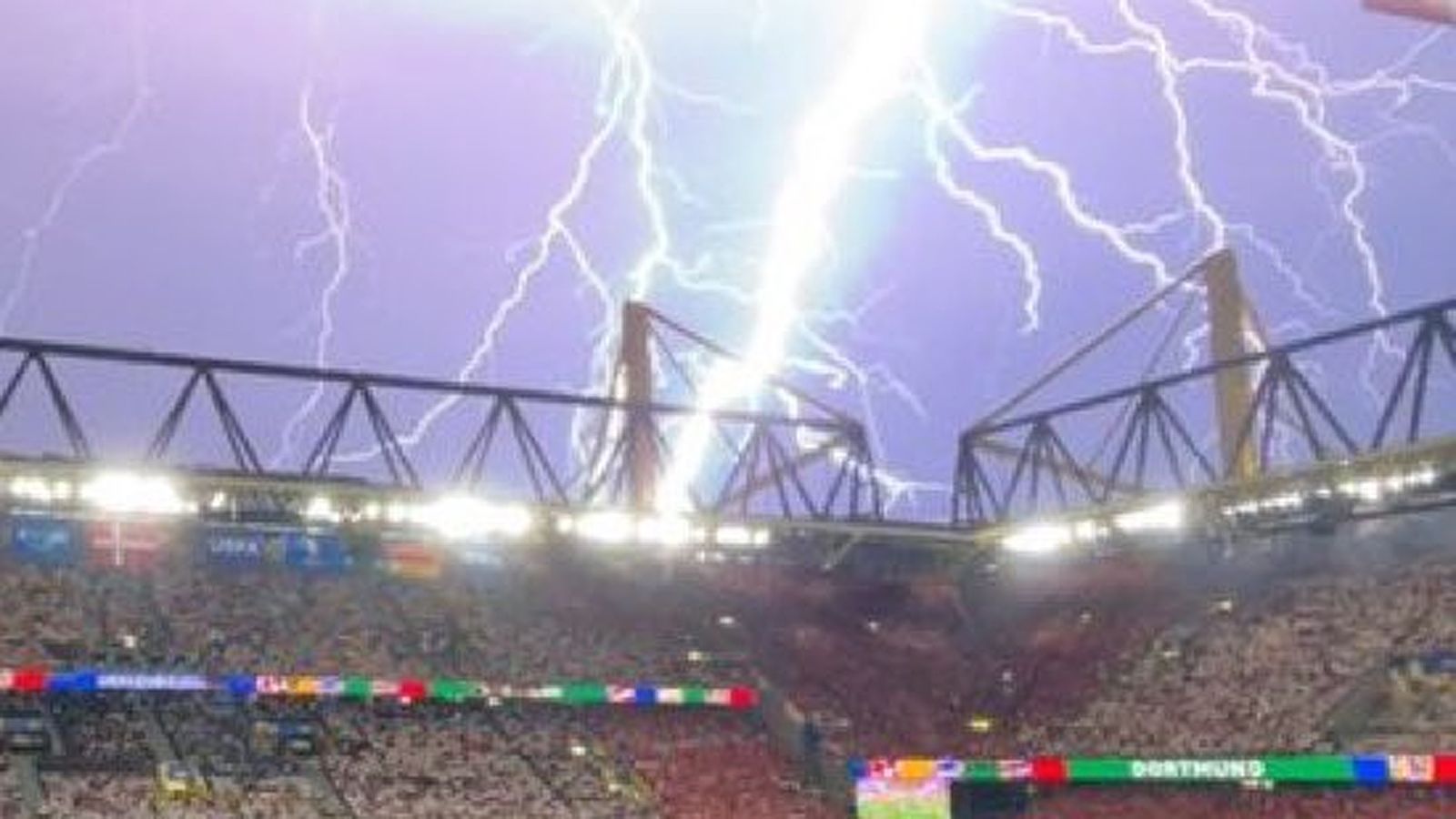 <strong>Mega-Blitze über dem Stadion</strong><br>Gegen Ende der ersten Halbzeit fegte ein extrem heftiges Gewitter über das EM-Stadion in Dortmund. Dabei entstand auch dieses Bild eines besonders heftigen Blitzes.