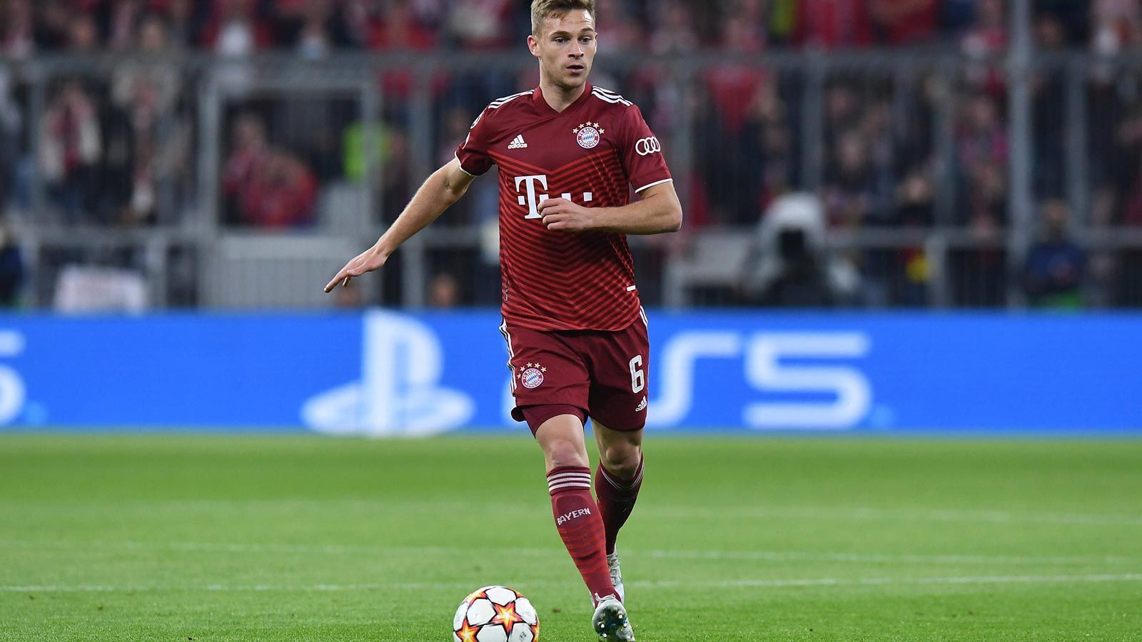 
                <strong>Joshua Kimmich</strong><br>
                In der ersten Hälfte noch nicht der Lenker des Bayern-Spiels legt Kimmich in der zweiten Hälfte zu und ist vor allem im Gegenpressing und als Ballverteiler präsent. Mit Pässen auf den Flügel Taktgeber, aber letztlich reicht es nicht. ran-Note: 3
              