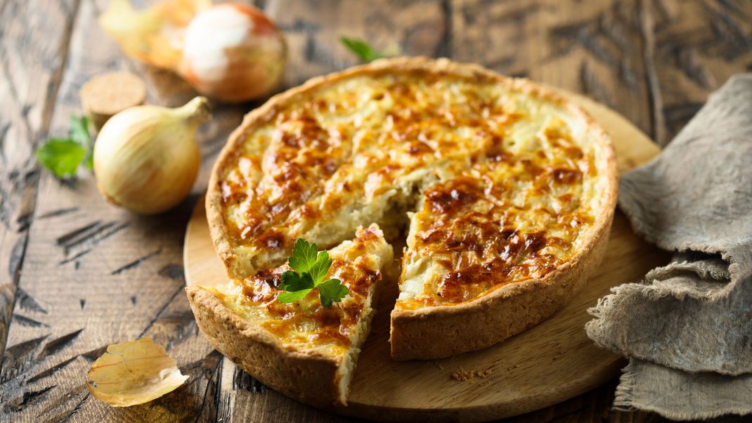 Immer wieder ein Genuss: Der gute alte Zwiebelkuchen. Hast du ihn in diesem Jahr schon gebacken?