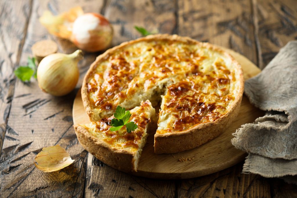 Zwiebelkuchen zubereiten: So kochst du das herzhafte Rezept aus Omas ...