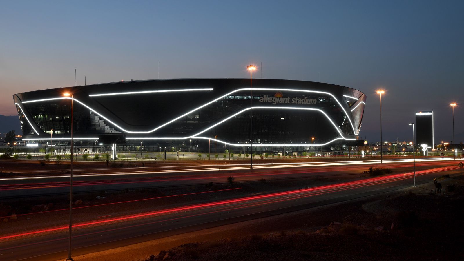 <strong>Allegiant Stadium (Las Vegas, Nevada) - Kapazität: 61.000</strong><br>Seit 2020 ist dies der Ort für die Las Vegas Raiders. Das hochmoderne Stadion kostete knapp 2 Milliarden Euro.