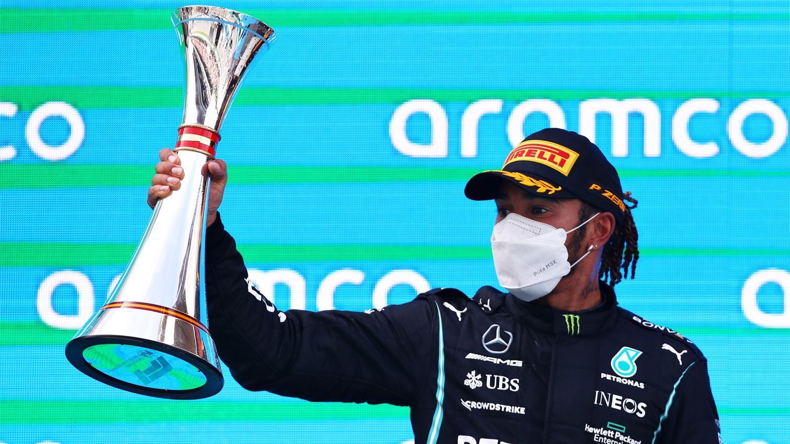 
                <strong>Gewinner: Lewis Hamilton</strong><br>
                Dass sich Mercedes überhaupt für jene siegreiche Strategie entscheiden konnte, lag auch an der fahrerischen Qualität von Hamilton. Nach beiden Boxenstopps holte der siebenmalige Weltmeister im Eiltempo auf und übte so Druck auf Red Bull aus. Mit den frischeren Reifen flog Hamilton an Verstappen vorbei und landet im engen Titelkampf einen Punktsieg. Am Samstag fuhr er zudem die 100. Pole Position seiner Karriere ein. 
              