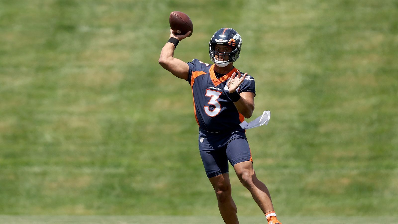 
                <strong>Russell Wilson (Denver Broncos, aktuell QB11)</strong><br>
                In neun seiner zehn Spielzeiten in der NFL zählte Russell Wilson zu den 13 besten Fantasy-Quarterbacks, in fünf davon sogar zu den besten acht. Klar, Verletzungen überschatteten die vergangene Spielzeit des achtfachen Pro Bowlers und der Team-Wechsel zu den Denver Broncos könnte einige Fantasy-Spieler abschrecken. Dennoch: Bei den Broncos verfügt Wilson über dynamische Anspielstationen, eine gute Offensive Line und einen Head Coach, der bereits mehrfach betonte, die Offensive um Wilsons Stärken herum zu bauen. Der 33-Jährige ist zudem immer noch gut zu Fuß unterwegs und kann auch auf diesem Weg Fantasy Punkte sammeln. 
              