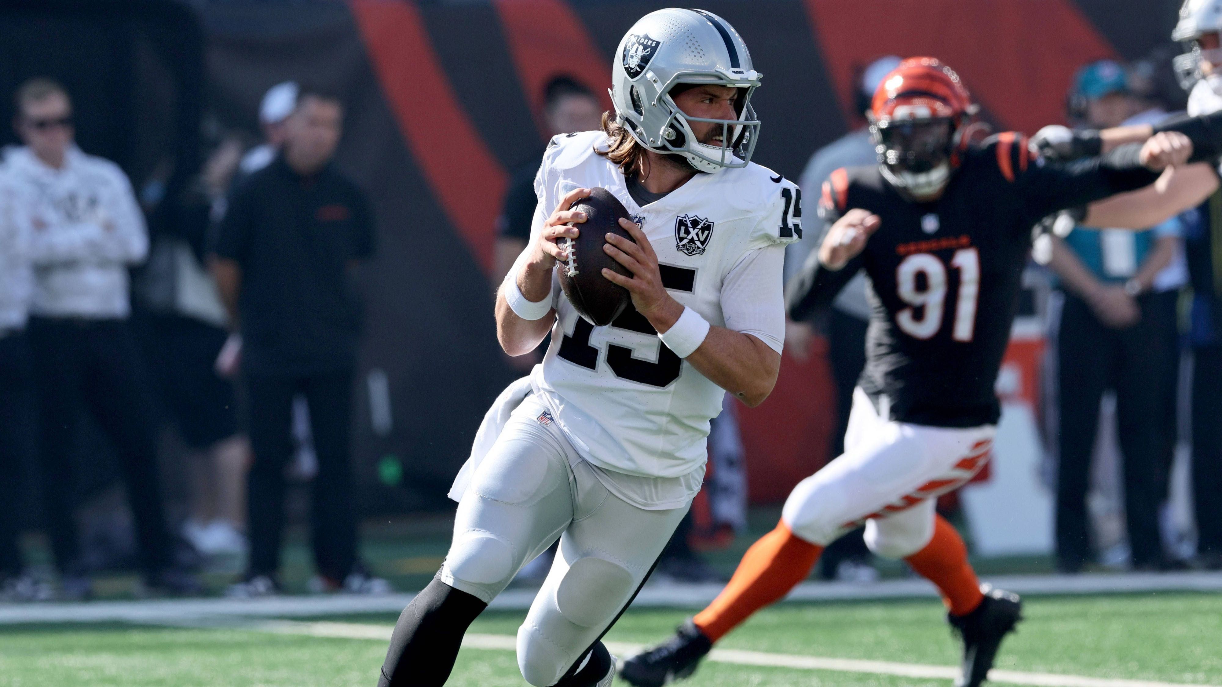 <strong>Platz 31: Gardner Minshew (Las Vegas Raiders)</strong><br>Die dürftigen Offensiv-Leistungen der Raiders haben nach der krachenden Pleite gegen die Bengals gleich drei Coaches den Job gekostet, darunter auch Offensive Coordinator Luke Getsy. Minshew blieb zwar ohne Interception, sein Auftritt war dennoch ernüchternd. Die Folge: Er wurde im Spielverlauf für Desmond Ridder gebencht.